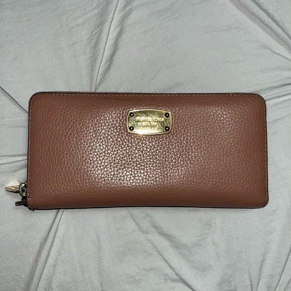 Michael Kors wallet - Picture 1 of 4